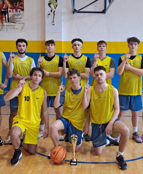 Školský basketbalový tím ovládol okresné kolo a postupuje na kraj