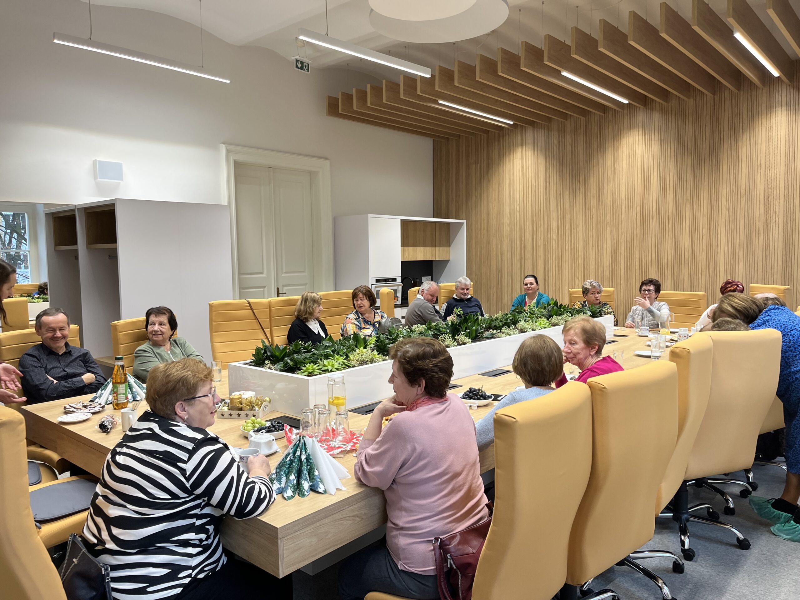 Prehliadka školy pre bývalých učiteľov