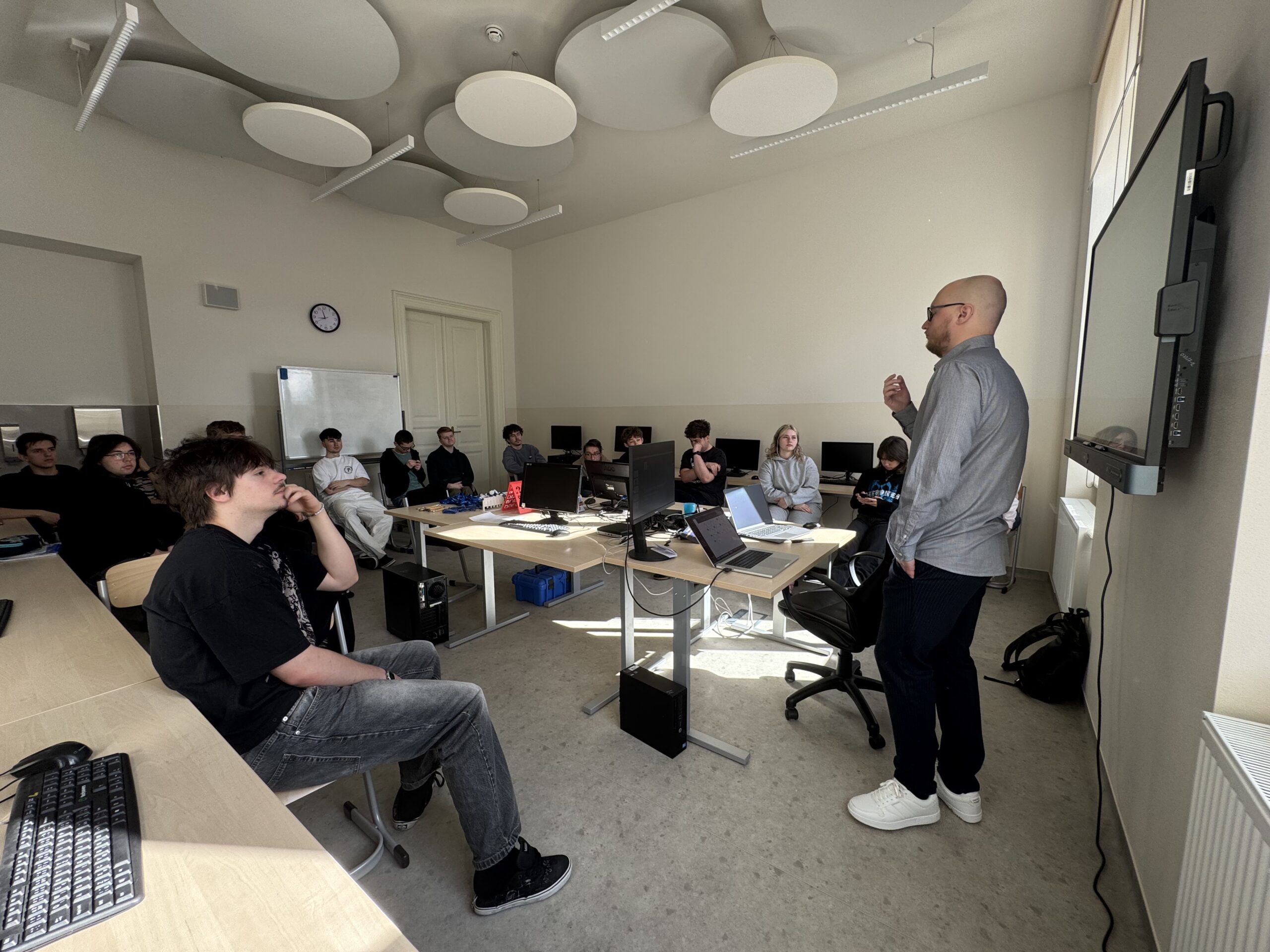 Od školy k praxi v IT: Prednáška s absolventom gymnázia